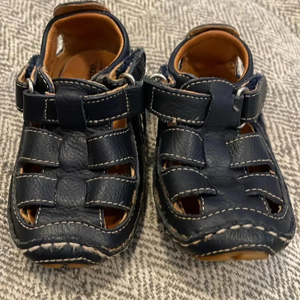 Stride Rite Lil Skip size 2M color is dark navy